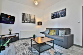 Freckleton House in Town Centre, near Blackpool, Sleeps 6, Free Parking - By NMB Property